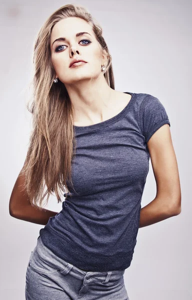 Jonge aantrekkelijke vrouw pose in grijze vrijetijdskleding. — Stockfoto