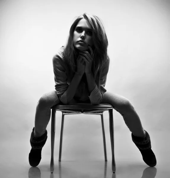 椅子に座っている豪華な若い女性 — ストック写真