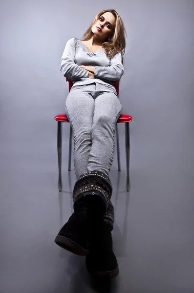 Hinreißende junge Frau sitzt auf einem Stuhl — Stockfoto