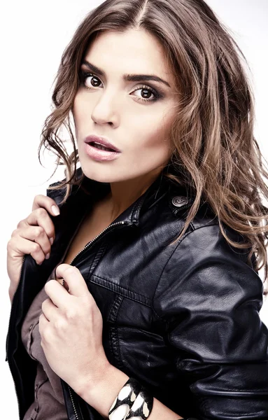 Beautiful young woman on leather jacket. — Stock Photo, Image