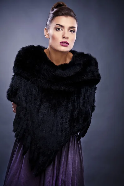 Kürk şık ve modaya uygun güzel kadın portresi — Stok fotoğraf