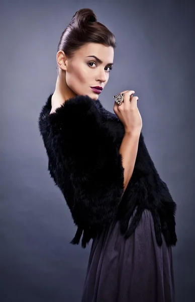 Portret stylowe idealna modne ładna kobieta w futra — Zdjęcie stockowe
