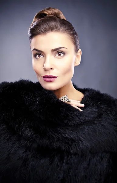Portrait of stylish&fashionable pretty woman in fur — Stock Photo, Image
