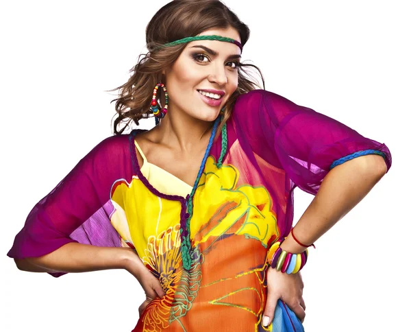 Retrato de una hermosa mujer casual en vestido colorido —  Fotos de Stock