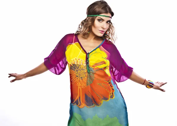 Retrato de una hermosa mujer casual en vestido colorido — Foto de Stock