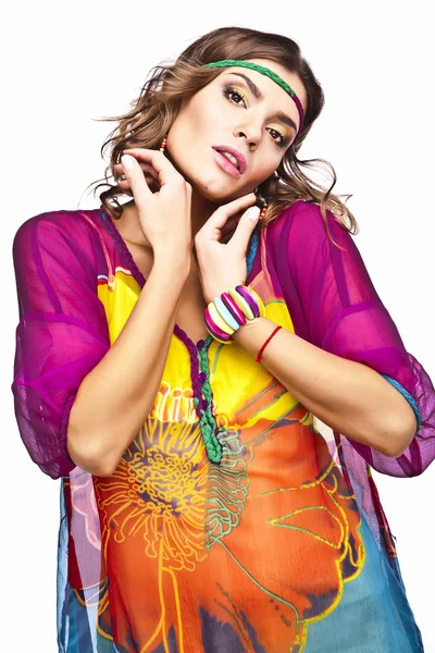 Portret van een mooie casual vrouw in kleurrijke jurk — Stockfoto