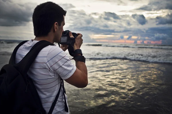旅游摄影师用数码相机 — 图库照片