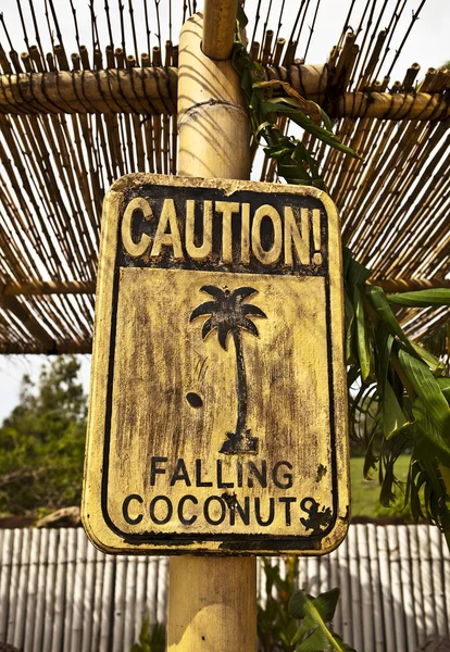 Vecchio divertente segno di cautela in legno sulla spiaggia . — Foto Stock