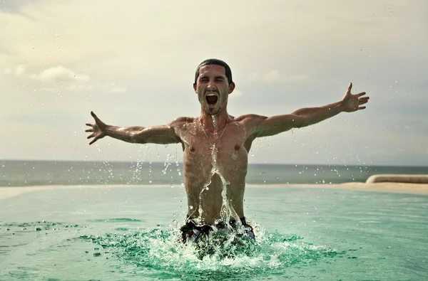 Sexy caucasien ajustement l'homme posant dans un plage — Photo