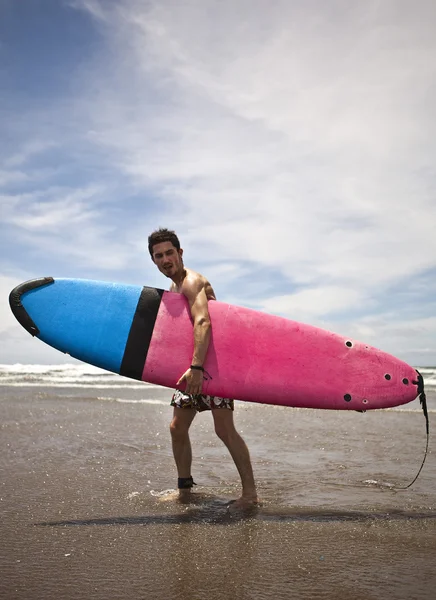 Mladý atraktivní surfař s prkno — Stock fotografie