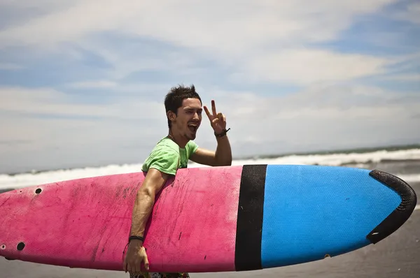 Fiatal, vonzó szörfös a surf fórumon a — Stock Fotó