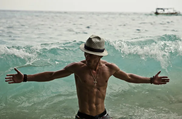 Seksi beyaz adam bir plajda poz uygun — Stok fotoğraf