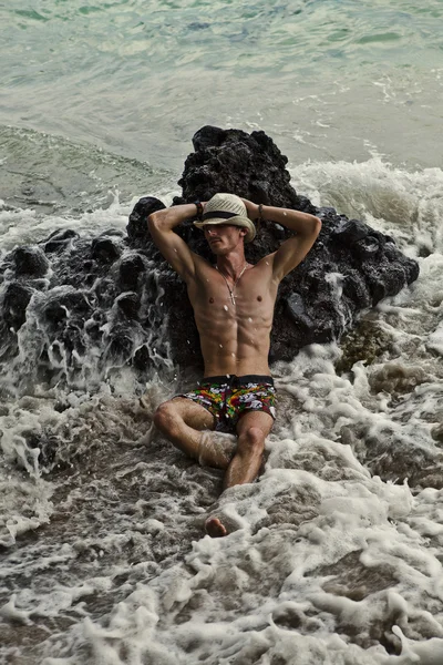 Sexy caucásico en forma hombre posando en una playa — Foto de Stock