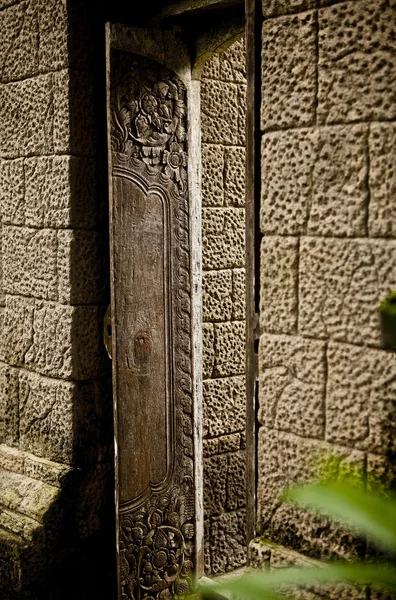 Oude houten deur met ornamenten in bali. — Stockfoto