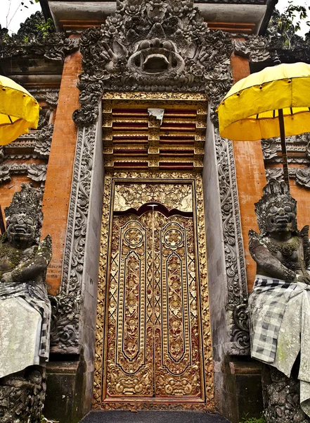 Oude houten deur met ornamenten in bali. — Stockfoto