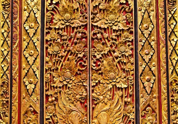 Porta de madeira velha com ornamentos Em Bali . — Fotografia de Stock