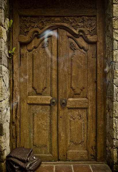 バリの装飾品で古い木製ドア. — ストック写真