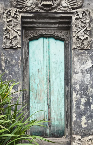Vieille porte en bois avec ornements à Bali . — Photo