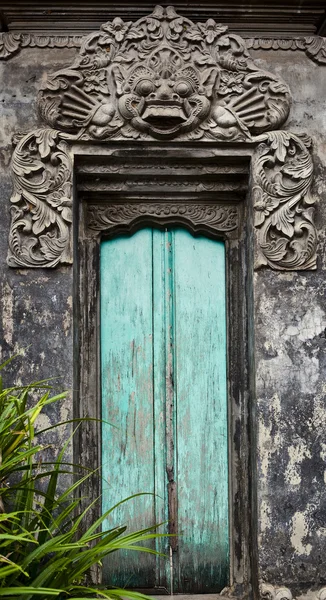 Puerta de madera vieja con adornos en Bali . —  Fotos de Stock