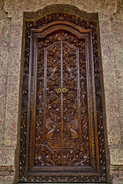 Old wooden door with ornaments In Bali. — Stock Photo, Image