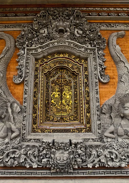 Puerta de madera vieja con adornos en Bali . — Foto de Stock