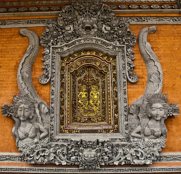 旧木门的饰品在巴厘岛. — 图库照片