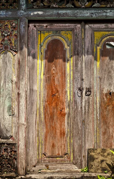 Alte Holztür mit Ornamenten in bali. — Stockfoto
