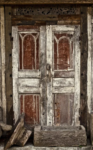 Old wooden door with ornaments In Bali. — Stock Photo, Image