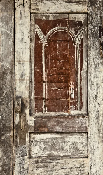 Старая деревянная дверь с орнаментами на Бали . — стоковое фото