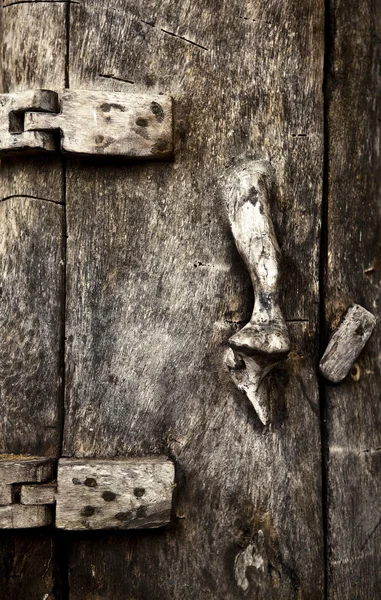 Старая деревянная дверь с орнаментами на Бали . — стоковое фото