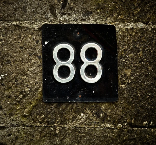 Čísla 88 na staré kamenné zdi. — Stock fotografie