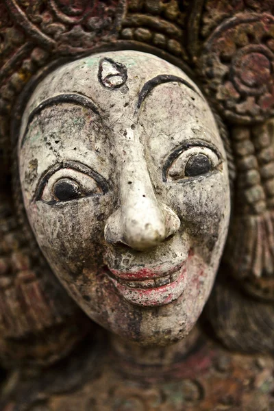 Cara de la figura de madera. máscara tradicional antigua. — Stok fotoğraf