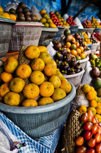 Рынок фруктов на открытом воздухе в деревне — стоковое фото