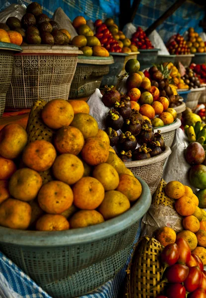 村のオープンエアの果物市場 — ストック写真