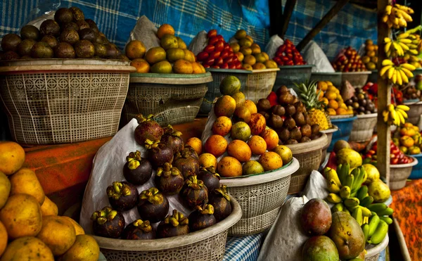 Mercado de frutas al aire libre en el pueblo — Foto de Stock