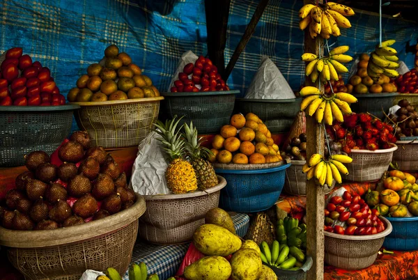 Mercado de frutas al aire libre en el pueblo — Foto de Stock