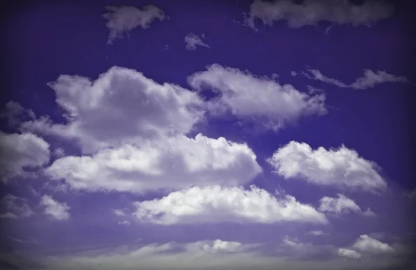 Paysage nuageux, nuages contre le ciel bleu — Photo