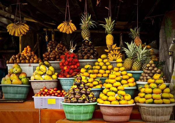 Utomhus frukt marknad i byn Stockbild