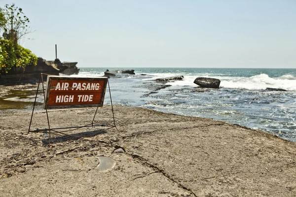 Old Sign warning tourists near ocean. — Stock Photo, Image