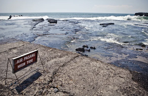 Gamla tecken varning turister nära havet. — Stockfoto