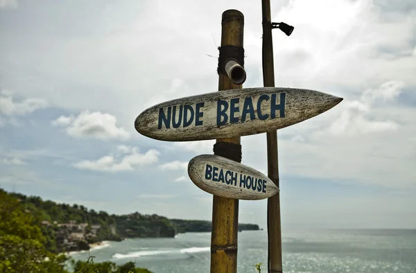 在海滩上的老滑稽木警告标志。. — 图库照片