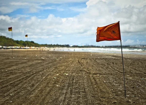 Varning röd flagga på en stark vind. — Stockfoto