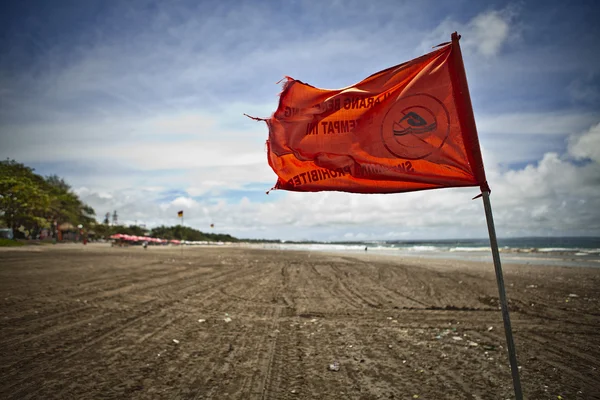 Varning röd flagga på en stark vind. — Stockfoto