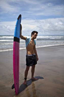 genç çekici surfer sörf tahtası ile