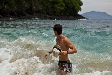 seksi beyaz adam bir plajda poz uygun