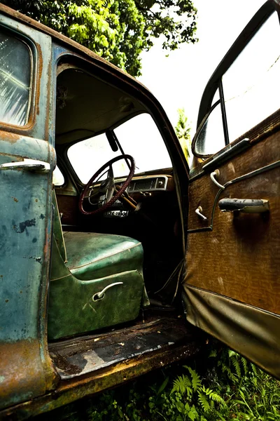 그런 지와 hight 오래 된 럭셔리 자동차의 녹슨 요소. — Stock Fotó