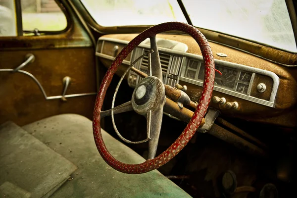 グランジ、絶頂の古い高級車の錆びた要素. — ストック写真