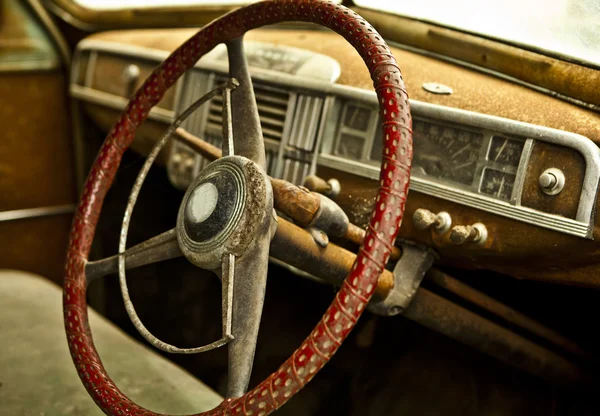 Грандж і висота іржавих елементів старої розкішної машини . — стокове фото