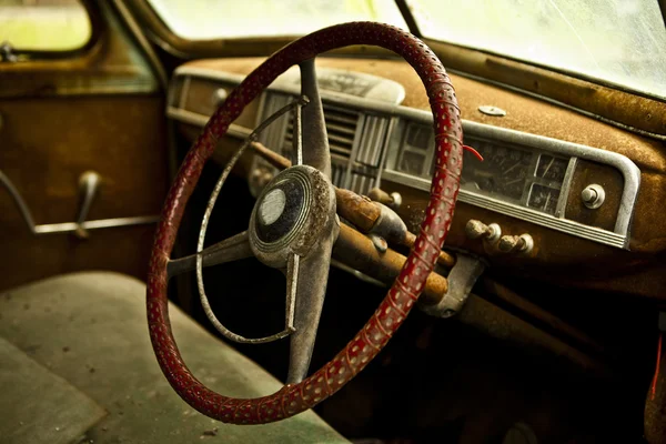 グランジ、絶頂の古い高級車の錆びた要素. — ストック写真
