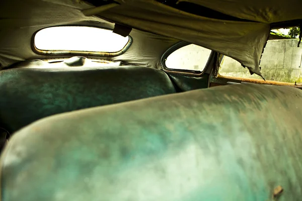 Grunge ve yükseklik paslı eski lüks araba unsurlarını. — Stok fotoğraf